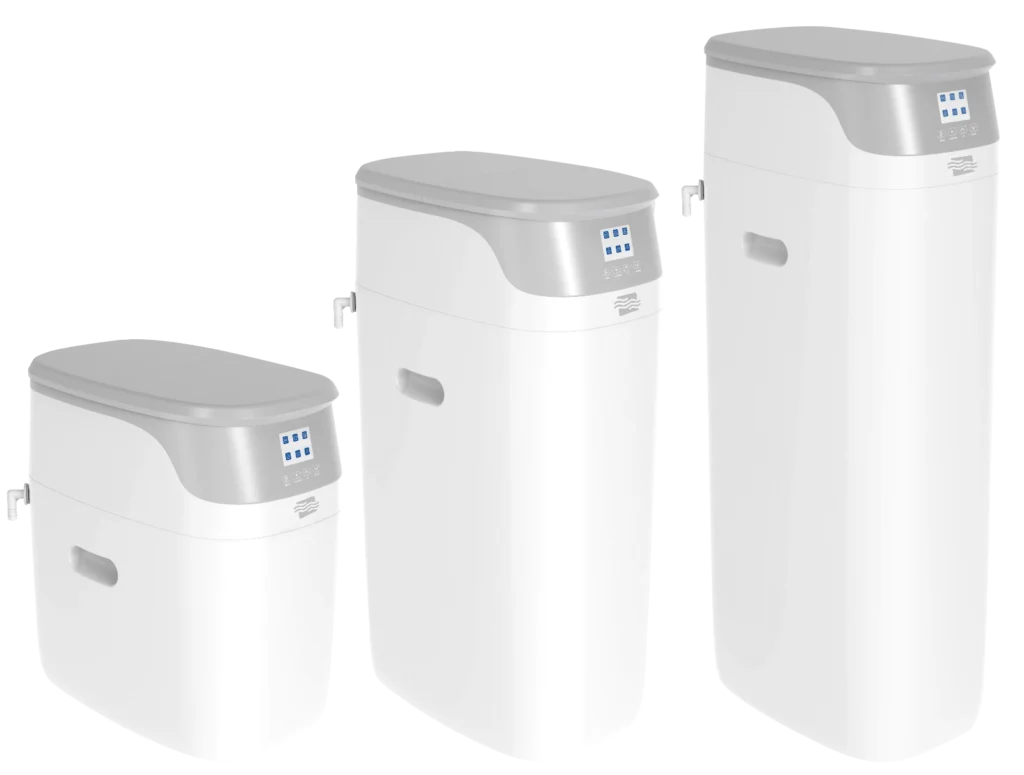 Drei moderne Wasserenthärtungsgeräte in verschiedenen Größen mit blau-weißen Bedienfeldern.
