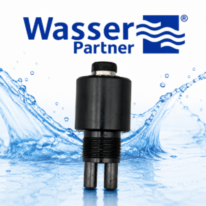 Zylindrisches schwarzes Bauteil mit Metallstiften vor spritzendem Wasser, Text "Wasser Partner" oben.