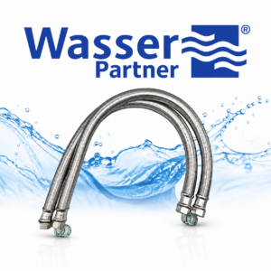 Zwei flexible Metallrohre mit Verschraubungen, umgeben von blauen Wasserelementen auf weißem Hintergrund.