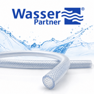 Ein transparenter, geflochtener Schlauch vor einem dynamischen Wassersplash, mit dem Text „Wasser Partner“.