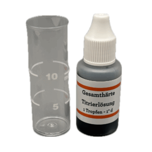 Ein transparentes Messgefäß und eine Flasche mit Titrierlösung zur Bestimmung der Wasserhärte.