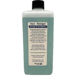 Eine transparente Flasche mit Harz-Reiniger, bläulich-grüne Flüssigkeit, schwarzer Verschluss.