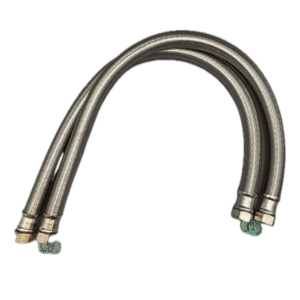 Zwei silberne, flexible Metallschläuche mit hexagonalen Verschraubungen und grünen Dichtungen.