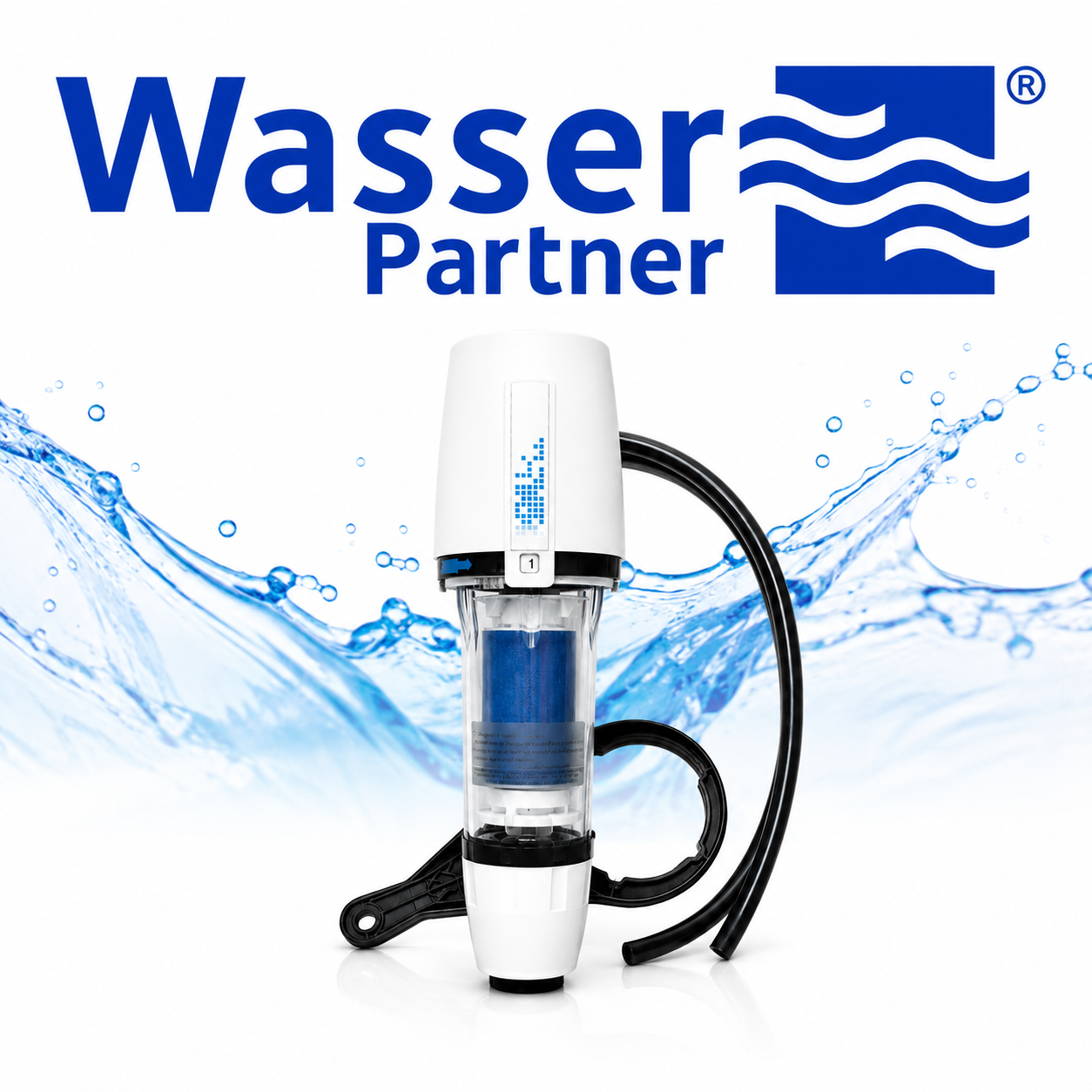 Ein zylindrischer Wasserfilter mit blauem Filter und schwarzem Schlauch vor spritzenden Wasserwellen.