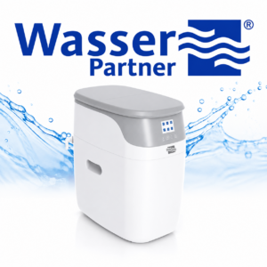 Ein weiß-grauer Wasserenthärter mit digitalem Display vor spritzendem Wasserhintergrund.
