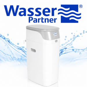 Moderne Wasserenthärtungsanlage mit digitalem Display, umgeben von Wasserspritzern, Markenname „Wasser Partner“.