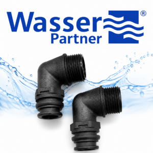 Zwei schwarze Kunststoff-Rohrverbindungsstücke vor einer dynamischen Wasserwelle mit "Wasser Partner"-Text.