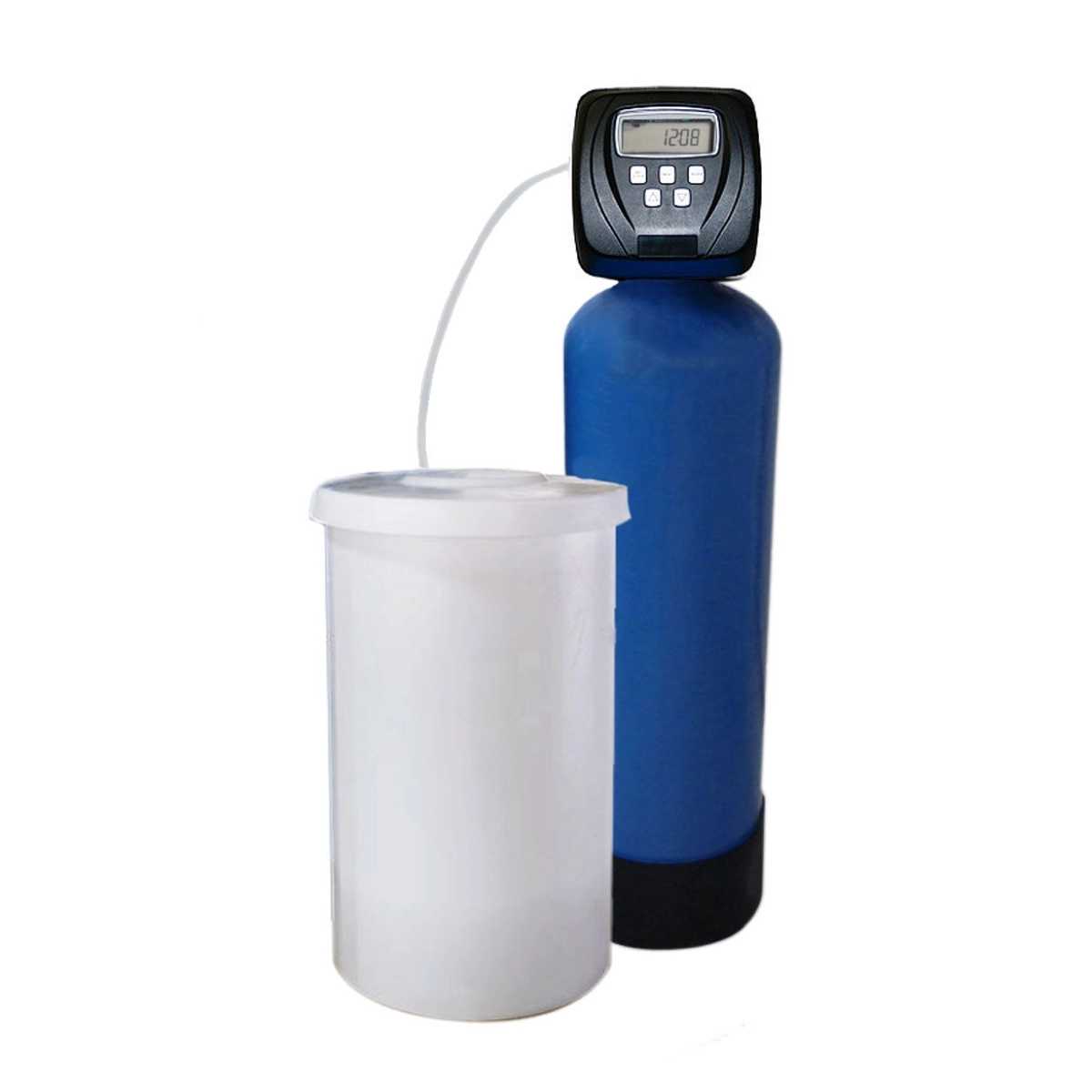 Ein blaues Wasserenthärtungssystem mit digitalem Display und weißem Salzbehälter.