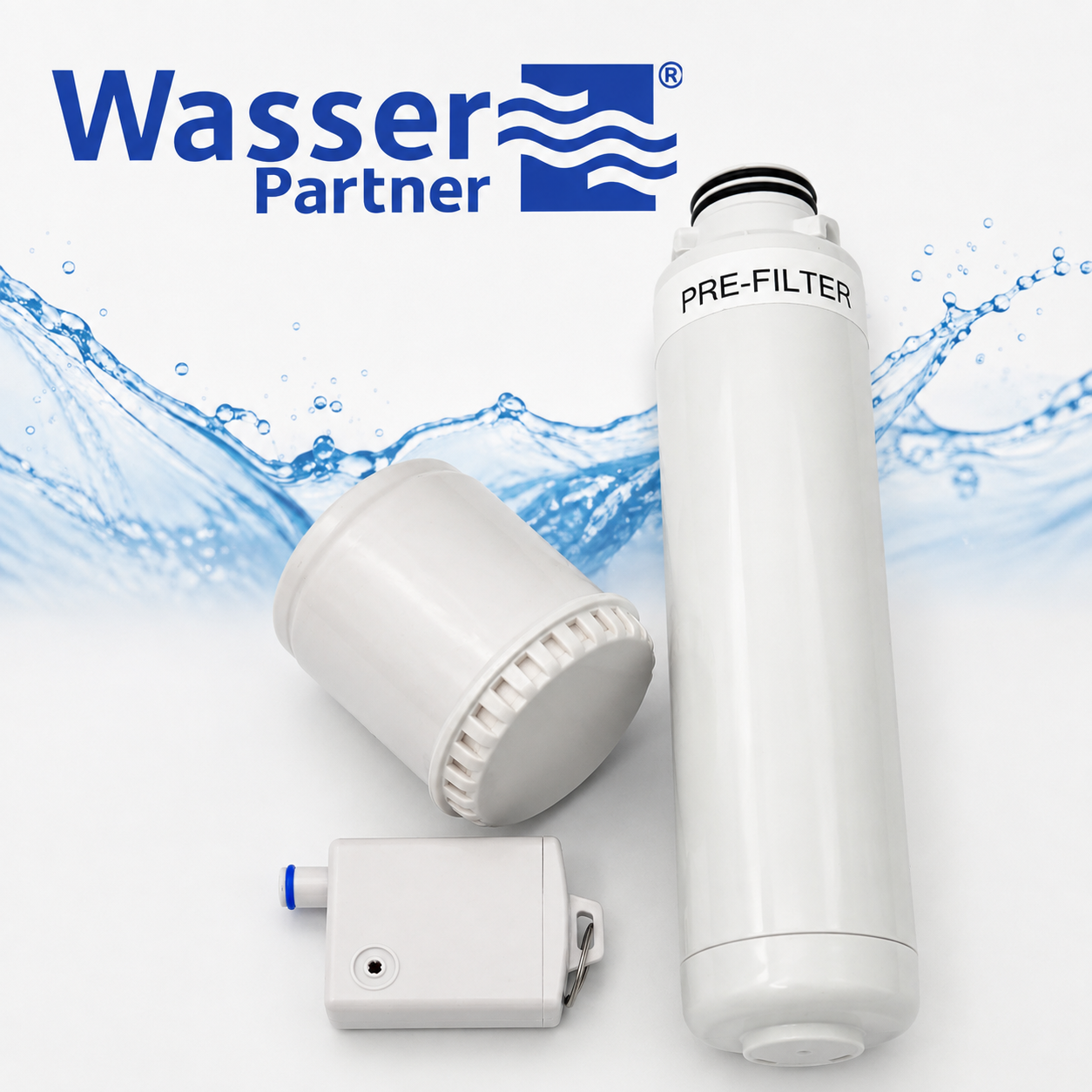 Drei moderne Wasserfilter vor einem blauen, wasserähnlichen Hintergrund, der Reinheit symbolisiert.