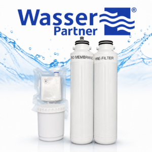 Werbegrafik mit drei weißen Wasserfiltern vor dynamischem Wasserhintergrund und dem Text "Wasser Partner".