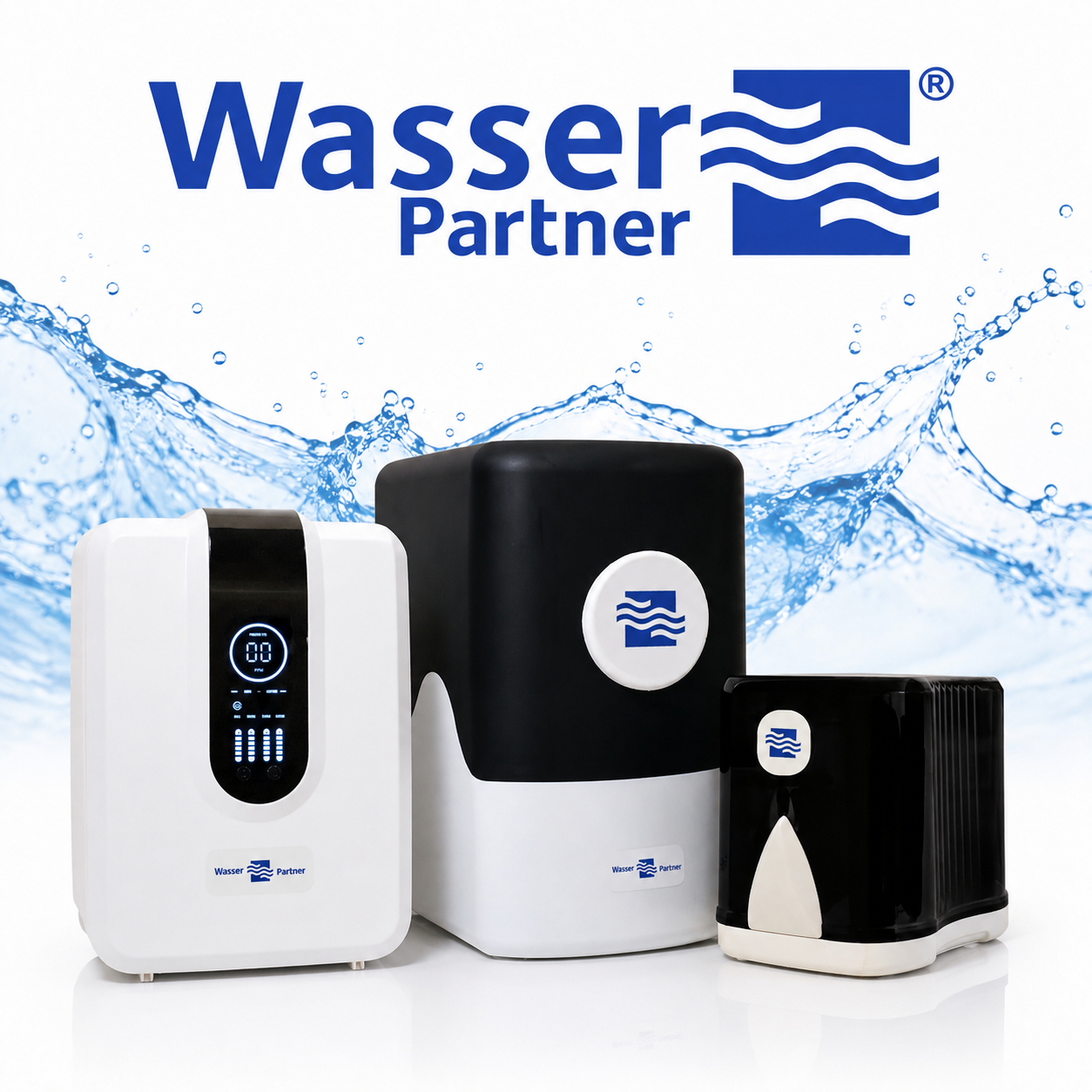 Drei moderne Wasseraufbereitungsgeräte von "Wasser Partner" vor einem Hintergrund mit blauen Wasserwellen.