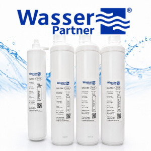 Werbegrafik mit vier weißen Wasserfiltern der Marke "Wasser Partner" und blauem Logo auf weißem Hintergrund.